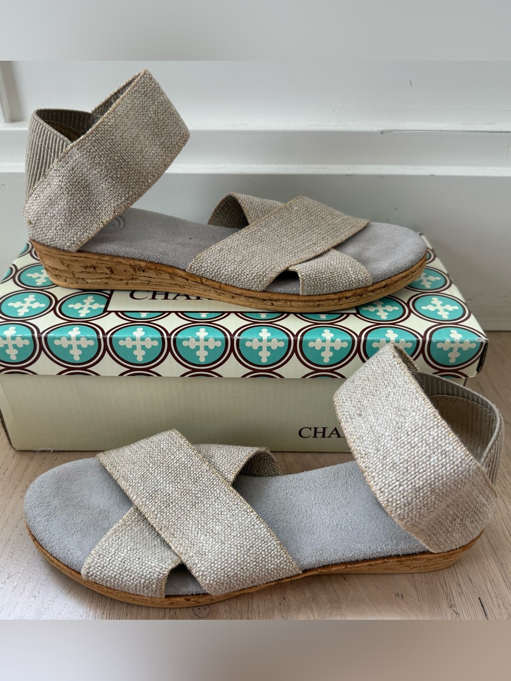 Charleston Shoe Co. Women's Peachtree Flat Sandal Gold Shimmer Linen Sz 6